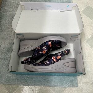 bzees women's viva sandal multicolor floral